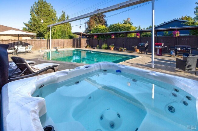 Building Photo - Charming 4 Bed, 3 Bath Custom Home with Po...