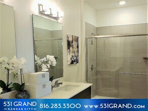 One-bedroom bath - 531 Grand