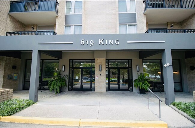 Foto del edificio - Upscale 1BR/1BA Condo with Balcony & City ...