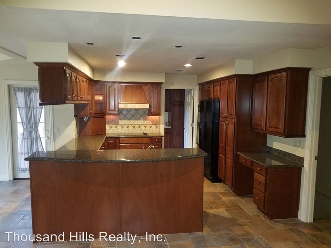 Building Photo - 4 br, 3 bath House - 237 Country Bluff Drive