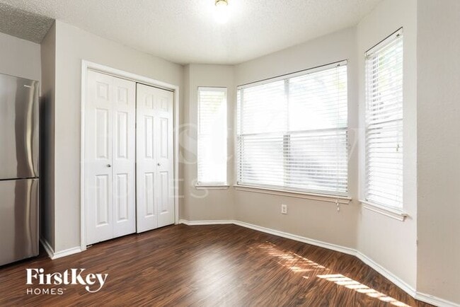 Building Photo - 5704 Creekhollow Dr