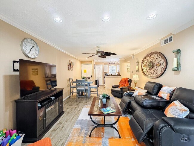 Foto del edificio - 12100 Melville Dr