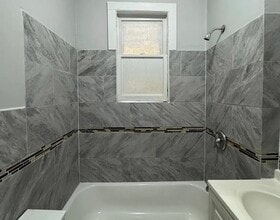 Building Photo - 416-418-418 Leslie St