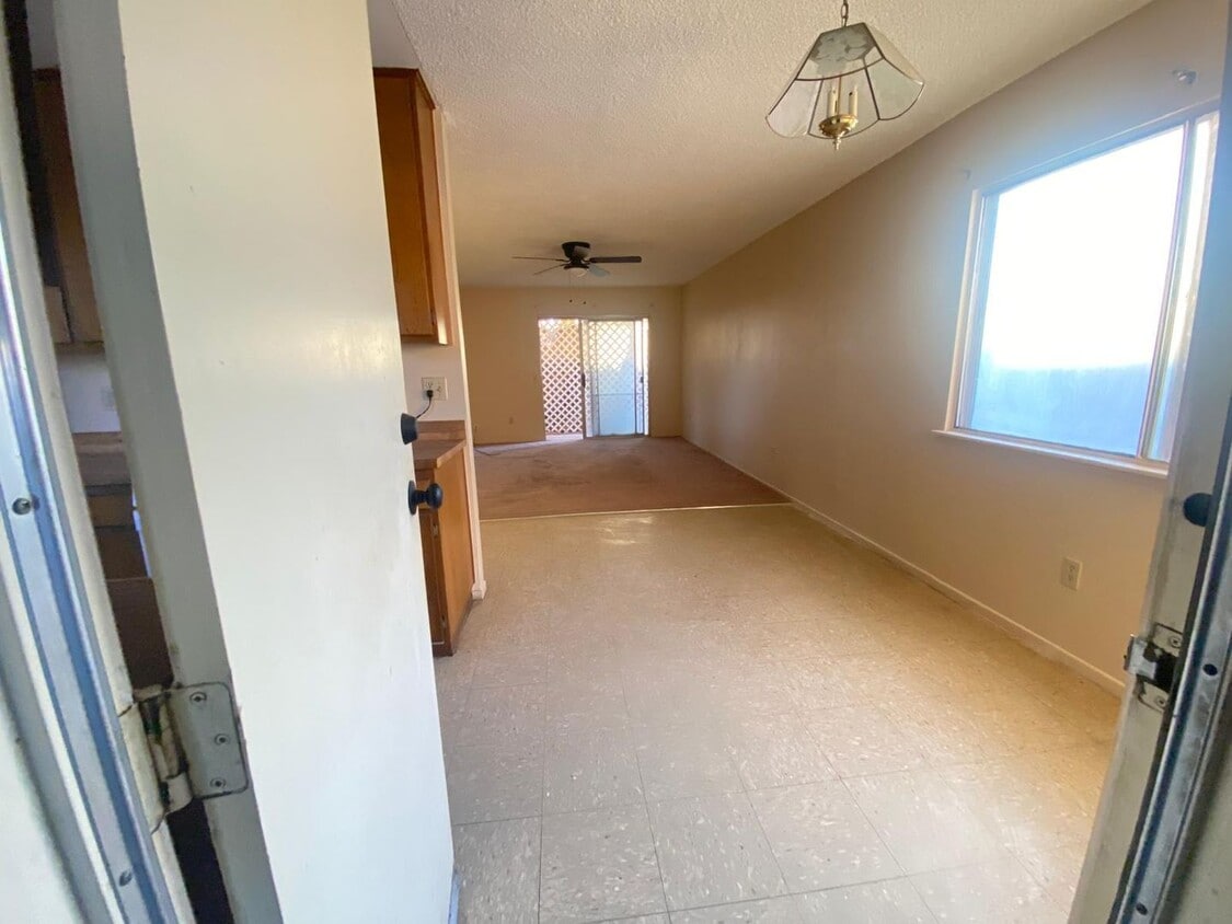 Building Photo - 4 BEDROOM HOME ON LARGE LOT