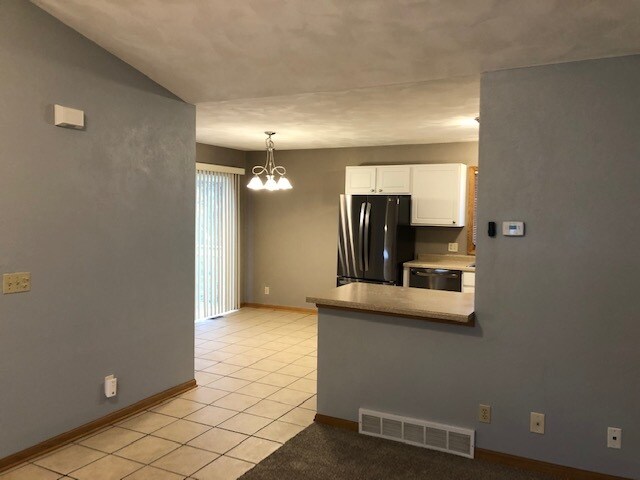 Sala de estar con vista a la cocina - 3414 Coventry Dr