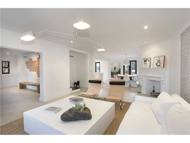 Foto del edificio - 5414 Pine Tree Dr