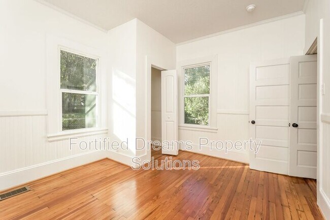 Building Photo - 410 Beaumont St SW