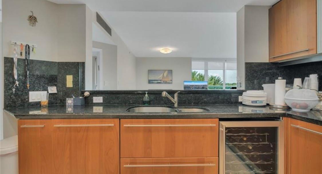 Primary Photo - 9401 Collins Ave