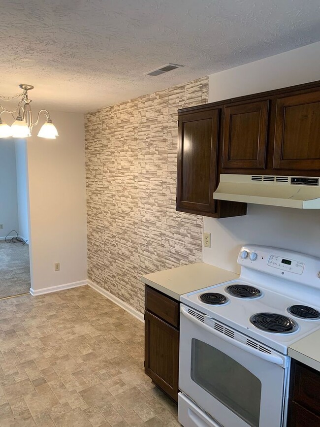 Building Photo - Townhome with new carpet for rent in the m...
