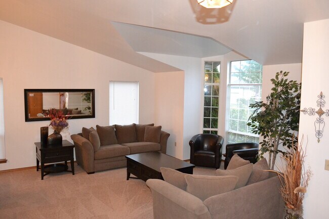 Foto del edificio - Federal Way tri-level rental home - 3 bedroom plus den, 3 bathrooms, 2 car garage!  Ready for lea...