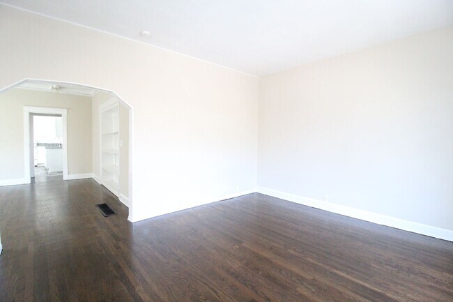 Building Photo - 307-309 W 38th St