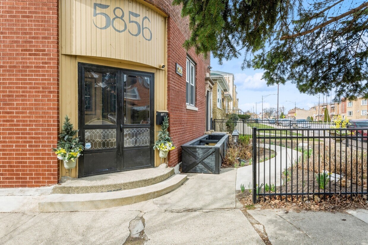 Primary Photo - 5856 N Elston Ave