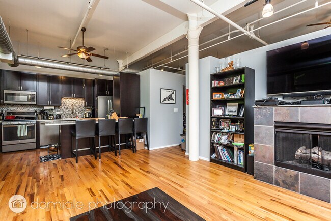 Building Photo - Well kept 2-bedroom with indoor parking sp...