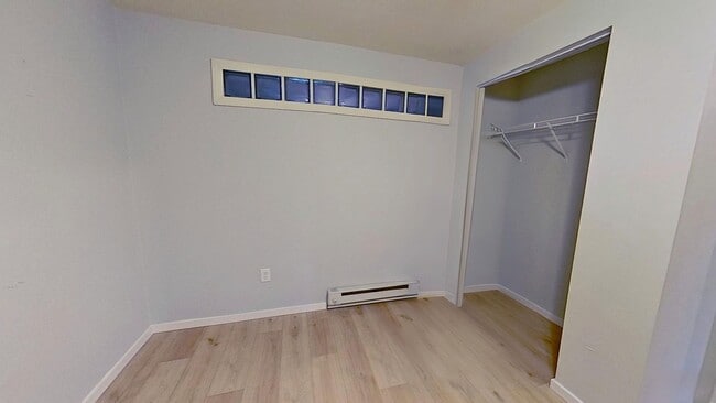 Building Photo - Townhouse