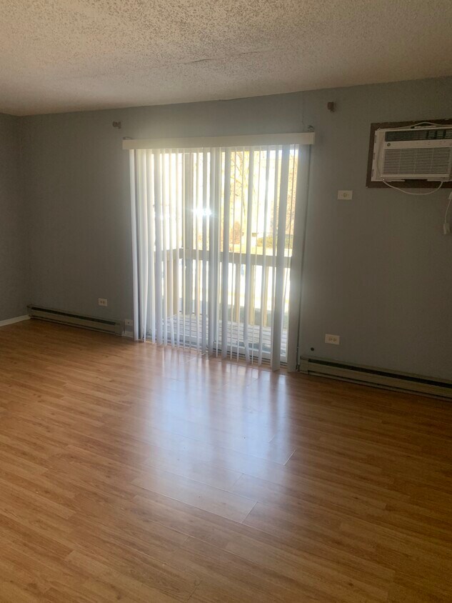 214 Madison St Unit 214 apartment 2B, Joliet, IL 60435 Condo for Rent