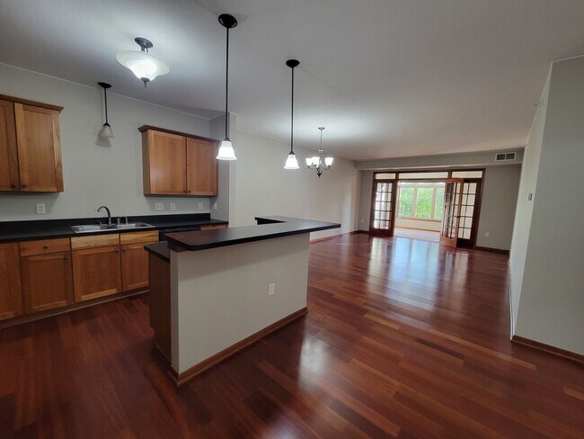 Foto del edificio - Spacious 2 Br/2Ba Condo w/1500 sq ft in Heart of St Louis Park! 2 Heated parking spots included!