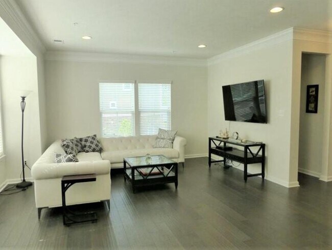 Building Photo - 325 Cross Creek Dr