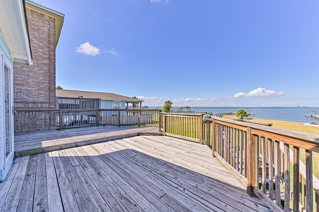 Foto del edificio - 7706 Channelview Dr