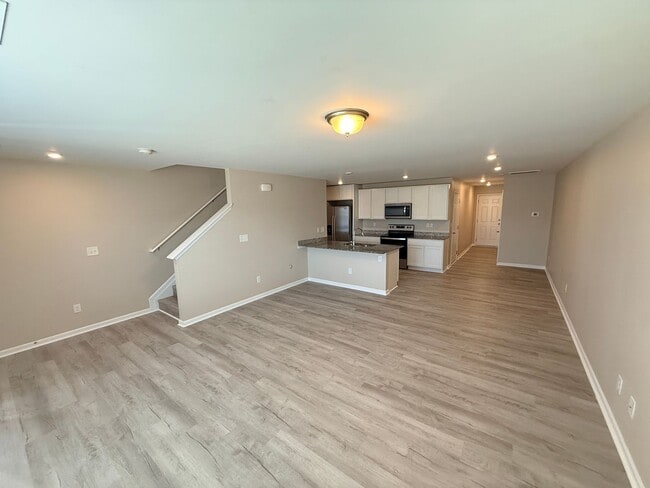 Building Photo - Beautiful townhome