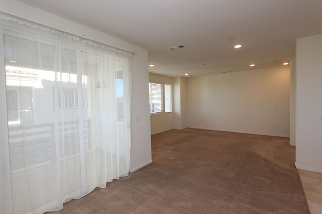 Foto del edificio - Large 3 bedroom 2.5 bathroom home availabl...