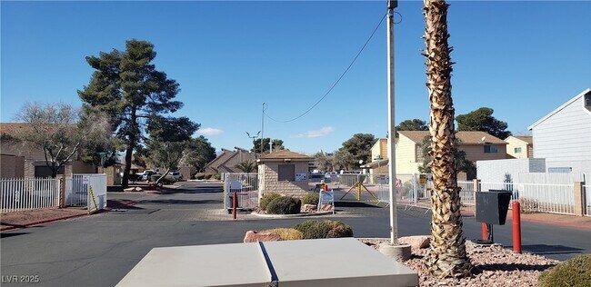 Foto del edificio - 5136 Golden Ln