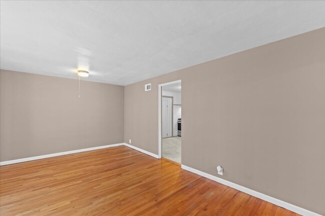 Building Photo - Section 8 Opportunity! Gorgeous 3 bed 1 ba...