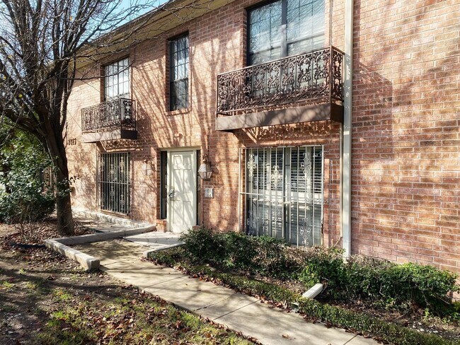 Building Photo - 2 BD/1.5 BATH MOVE IN NOVEMBER MINUTES FROM MCNAY ART MUSEUM!