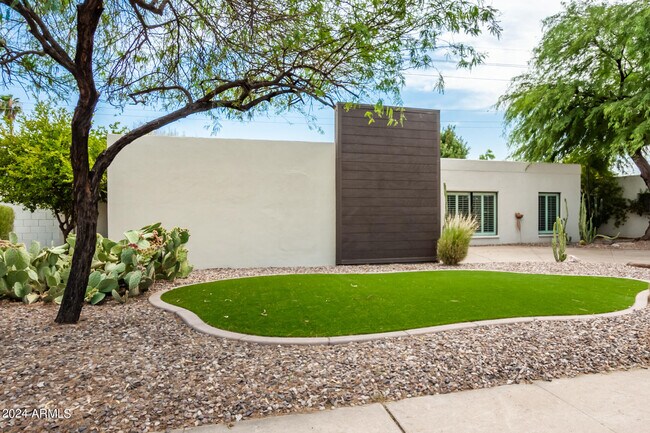 Building Photo - 8219 E Crestwood Way