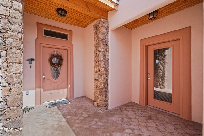 Foto del edificio - 5729 Valley Oak Dr