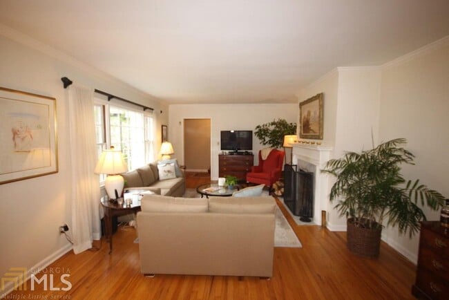 Building Photo - 80 Interlochen Dr NE