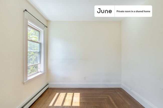 Building Photo - Private bedroom in 3 bed/1 bath Home