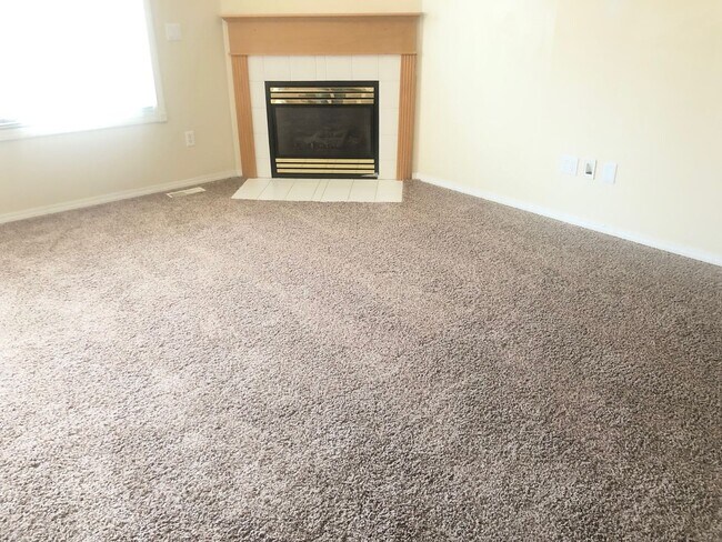 Foto del edificio - Beautiful 3BR, 2.5 bath townhouse in north Normal. Over 2300 square feet. Large finished basement...