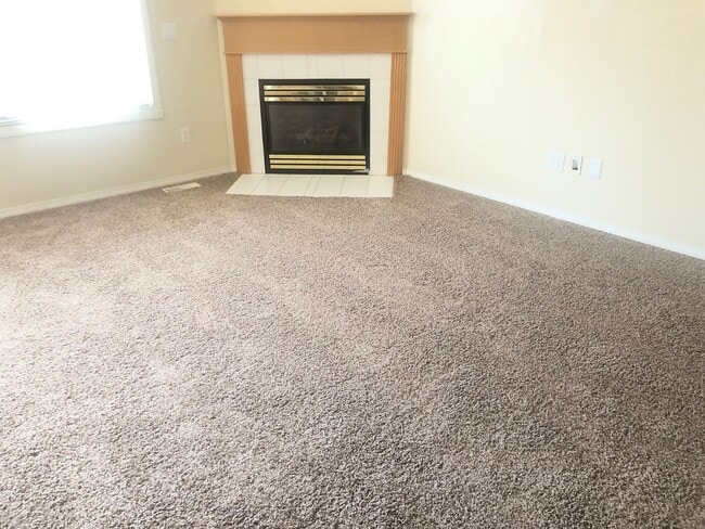 Building Photo - Beautiful 3BR, 2.5 bath townhouse in north Normal. Over 2300 square feet. New carpet throughout. ...