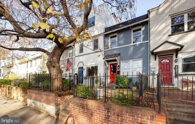 Building Photo - 1123 3rd St NE