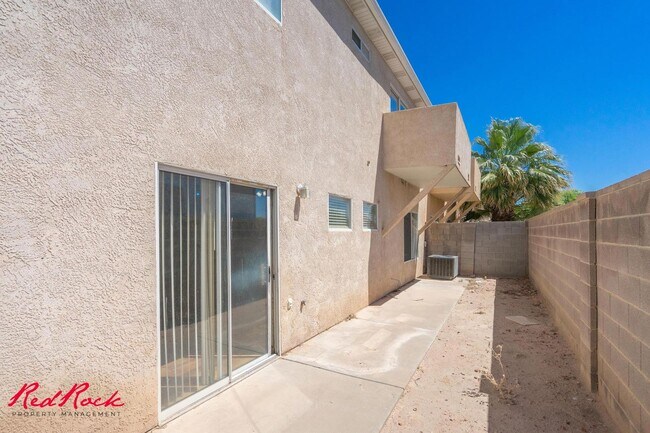 Foto del edificio - Five Bedroom Townhome With a Walkout Basem...