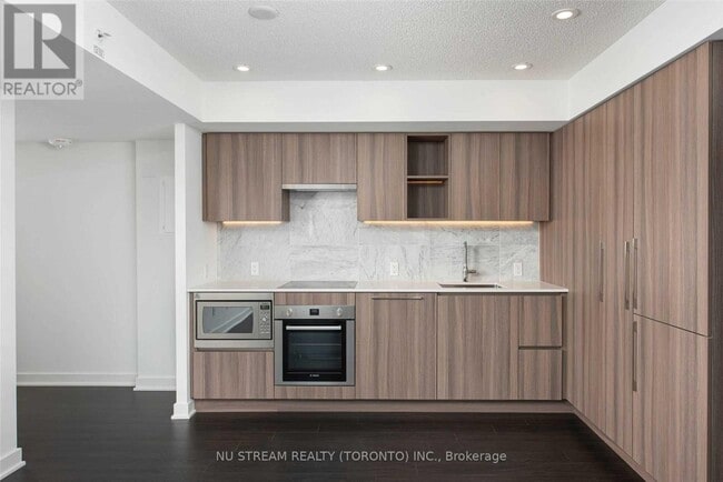 Building Photo - 603-619 BATHURST St