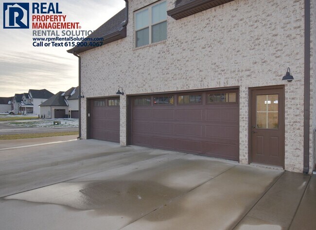 Foto del edificio - Beautiful all-brick home in the desirable ...