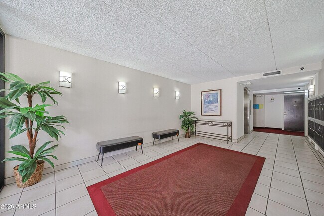 Foto del edificio - 7920 E Camelback Rd