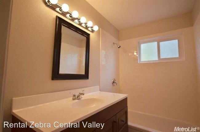 Building Photo - 3 br, 2 bath House - 5755 Comanche Dr
