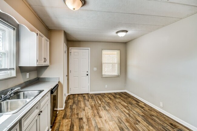 Foto del edificio - 230 Poplar Springs Dr
