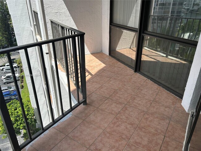 Building Photo - 1000 Parkview Dr