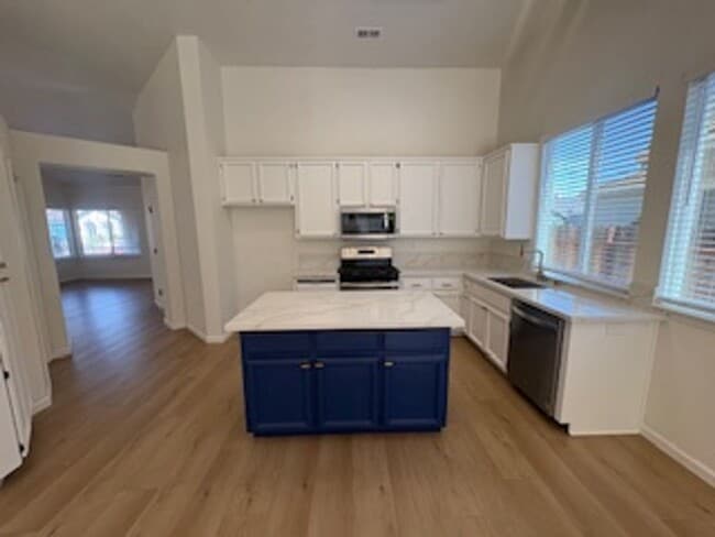 Building Photo - Stunning 3-bedroom, 2-bathroom home locate...