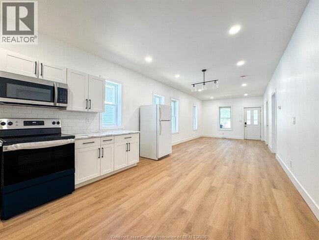 Building Photo - 651 Brock St