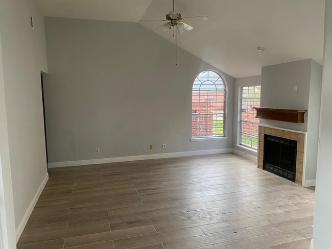 Foto del edificio - 9339 Stonecreek Ln