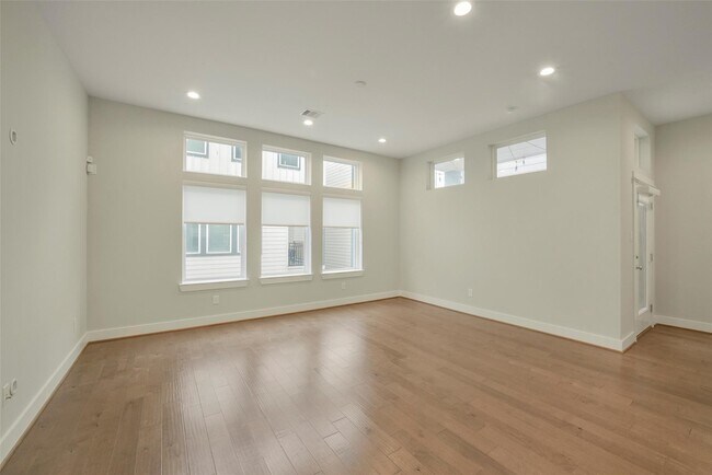Building Photo - 760 W Donovan St