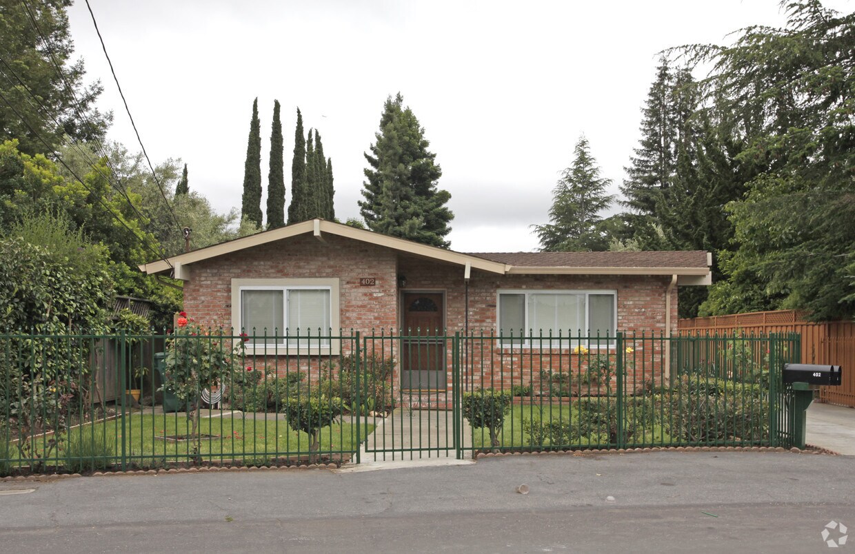 Building Photo - 402-404 W Oakwood Blvd