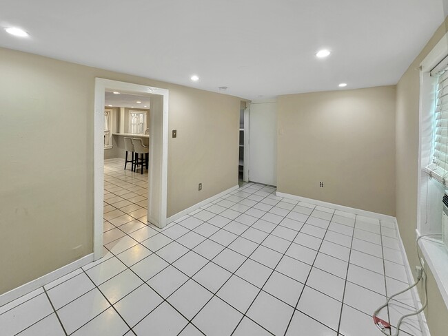 Building Photo - 2014 Lowerline St