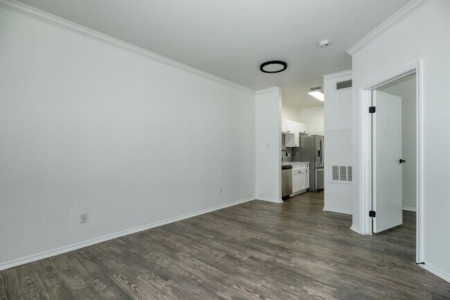 Foto del edificio - 12166 Metric Blvd