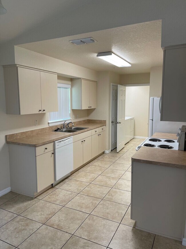 Foto del edificio - 8130 Juniper Rd