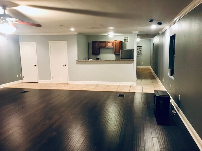 Foto del edificio - 2135 Mirabeau Ave